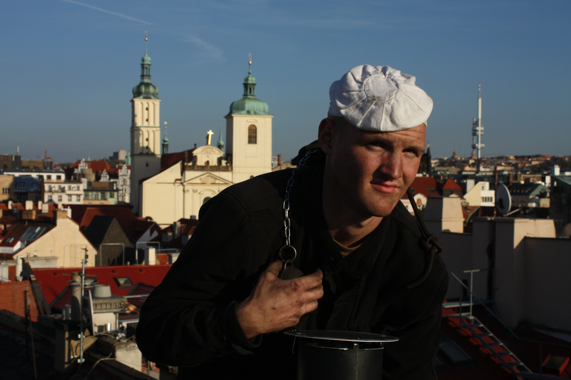 Michal Frič na pražské střeše s výhledem na historické centrum